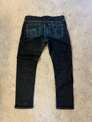 Uniqlo selvedge jeans  - Säljer ett par uniqlo selvedge jeans i storlek 42/42. Najs fades och sprarsamt använda. Hör av er vid funderingar.