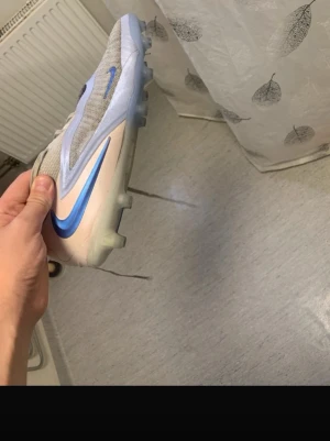 Nike phantom elite 6 - Nike phantom elite, jag köpte dessa skor för 3300 och vi sälja dom eftersom jag har skaffat nya skor, storlek 44,5 är det och när jag använde skorna var det mycket låg vikt på skorna som gjorde mig snabbar och bättre på bollen.