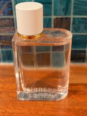 Burberry Blossom parfym 30 ml - Burberry Blossom, edp, 30ml, som ny! Fräsch parfym från Burberry i en stilren, transparent glasflaska med vit kork och gulddetalj. Doften har toppnoter av mandarin och rosa peppar, hjärtnoter av pion och plommonblomma samt basnoter av mysk och sandelträ. Flaskan rymmer 30 ml.