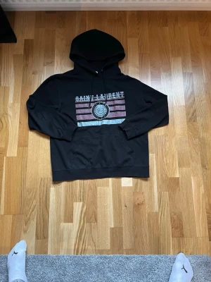 Saint Laurent Hoddie  - Säljer en fin Saint Laurent hoddie använd fåtal gånger, Storlek m hör av dig vid frågor 😊