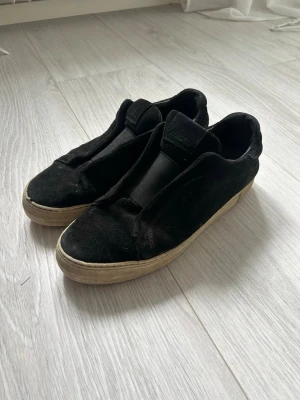 Arigato skor - Axel arigato skor, säljes i befintlig skick. Hör av er vid fundering!👍