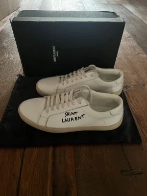 Ysl skor  - Säljer nu mina ysl sneakers i storlek 42. De har använts lite men ingen skada har uppstått. Självklart medföljer dustbag och skollådan och är öppen för fler bilder/frågor och prisförslag. 😁