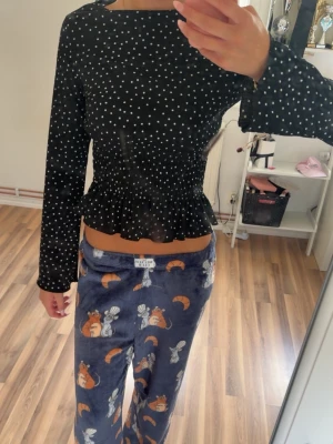 Prickig blus  - Prickig blus från Gina med smockad midja storlek xs/s