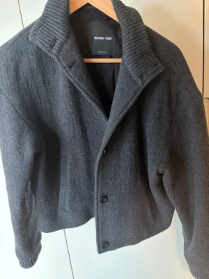 Mörkgrå ulljacka Massimo Dutti - Mörkgrå ulljacka från Massimo Dutti med bred ribbad krage och muddar. Jackan har knäppning  och två sidofickor. Funkar för XS och S också. Köpt för 1200kr