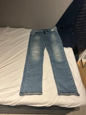 Jeans från replay - Säljer nu mina oanvända jeans från replay då de inte passar, de har inte kvar lappar men har inga tecken på användning, nypris är runt 1000 mitt pris är 500 kr, hör av er vid frågor 