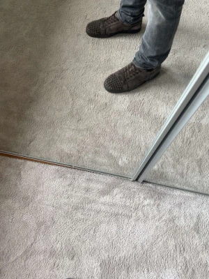 Brun gråa loubs - Christian Louboutin 44  i färgen grå sjukt snygga och den ända defekten är märken efter hälen på insidan men det är inget som syns eller känns. Kommer såklart att tvätta dem noggrant speciellt under skon vid köp om man är smidig!! Mvh Gardefasion