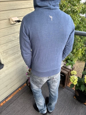 Blå hodie med tryck  - Sjukt snygg hoddie i bra skick! Skriv vid funderingar och följ för mer!