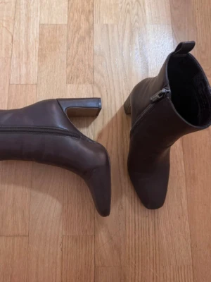 Bruna boots från Steve Madden  - Bruna boots från Steve Madden, klackhöjd: 8.7. En liten skada längst fram, se bild 2