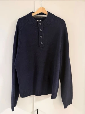 Weekend Offender Castillos Wool Jumper Navy XXL - Säljer en ny oanvänd Weekend Offender Castillos Wool Jumper Navy. Storlek: XXL.