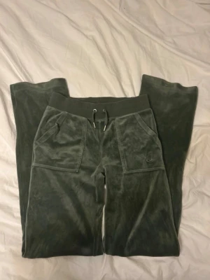 mörk gröna juicy byxor - mysiga mörk gröna juicy couture byxor med knappar helt nya