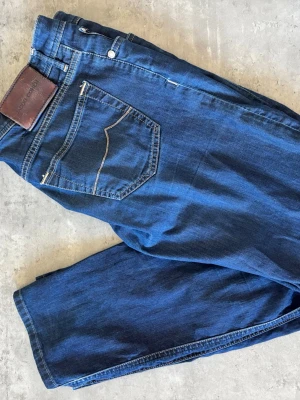 Jacob Cohen - Snygga jeans från Jacob Cohën. Använda ett fåtal gånger, inga defekter eller liknande. W32, premium material. Tveka inte på att höra av dig vid funderingar