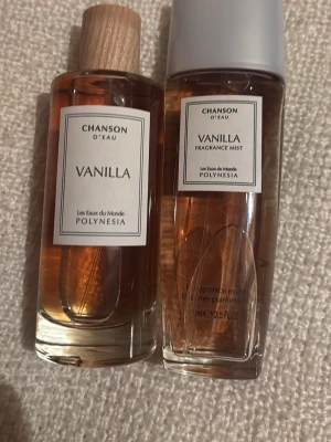Chanson d'Eau Vanilla Polynesia parfym - Säljer två flaskor Chanson d'Eau Vanilla Polynesia, en parfym och en fragrance mist. Båda har en varm vaniljdoft och kommer i eleganta, genomskinliga flaskor med ljusbruna och vita detaljer. Perfekt för dig som älskar söta och exotiska dofter.