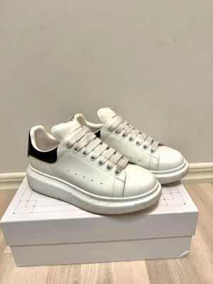 Alexander McQueen Oversized White Black Storlek 42 - Storlek 42, använda ett antal gånger men i bra skick, nya skosnören finns med också så de går lätt att fräscha upp. Tillverkade i läder och levereras med originalkartong, extra snören och dustbag mm. 