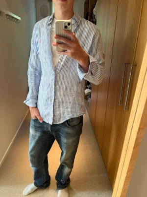 Ralph Lauren linneskjorta - Tjena, säljer denna riktigt feta linneskjortan från ralph Lauren. Skicket är väldigt bra, skulle säga 9/10. Stoleken är S, killen på bilden är 183 cm. Släng iväg ett dm för frågor! 🙌📩