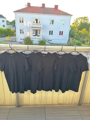 Svart basic t-shirt från H&M - Enkel svart t-shirt från H&M med rund hals och korta ärmar. Perfekt basplagg i garderoben, tillverkad i mjuk bomull för skön känsla. Passformen är normal och modellen är klassisk utan tryck eller detaljer. 5 helt vanliga svarta sköna T-shirts utan några defekter eller liknande. Går så klart att köpa färre än 5 men 100kr st eller alla 5 för 350. Ställ gärna frågor.
