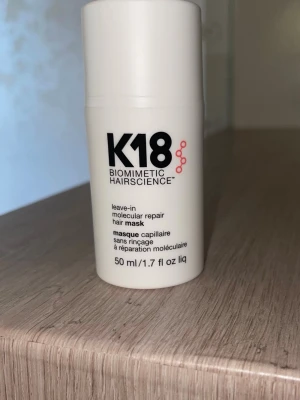 K18 leave-in molecular repair mask 50 ml - K18 Biomimetic Hairscience leave-in molecular repair hårmask, 50 ml. Masken är framtagen för att reparera håret på molekylär nivå utan att sköljas ur. Perfekt för dig som vill boosta håret med extra vård.