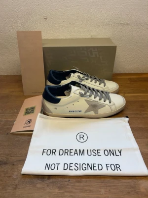 Golden goose - Säljer dessa Golden goose skorna i storlek 42 fitts 43, nyskick 10/10 box, dustbag och kort medföljer vid köp, hör av er vid eventuella funderingar 