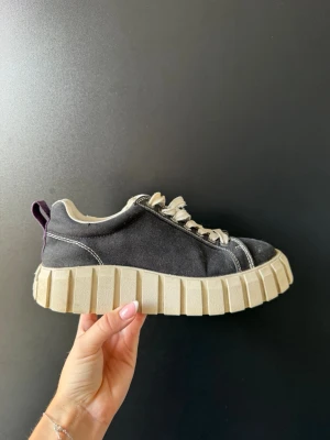 Svarta sneakers  - Säljer mina svarta Eytys i använt skick, men funktionen är toppen! Se små defekter på bilderna. Storlek 39!