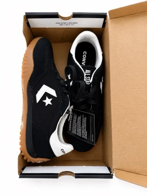 Svarta Converse sneakers med vit detalj - Snygga svarta Converse sneakers med vit stjärnlogga på sidan och vit häl. Skorna har en klassisk låg modell, svarta skosnören och en brun gummisula med räfflad undersida. Ovandelen är i mocka och textil för en cool och sportig look.