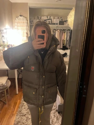Fjällräven jacka - Jättevarm och snygg, lojalaste jackan under vintern! Använd hyfsat men fortfarande i bra skick.