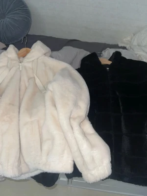 Svart & vit teddyjackor -  Säljer dessa två teddyjackorna. Den vita kostar mer eftersom den är helt oanvänd och köpt för dyrare pris. Den svarta är använd max två gånger. Jag säljer jackorna i olika priser så hör av er vilken ni vill ha. Vit: 550 /// svart: 350. 📦 Fraktar samma dag, eller dagen efter 