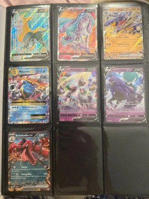 Pokemonkort  - Säljer en samling Pokémonkort i plastficka, bland annat Galarian Rapidash V, Boltund V, Blastoise, Shadow Rider Calyrex V och Krookodile EX. Alla kort skulle jag säga är i PSA 9-10 förutom Mblastoise eftersom den har varit med sen jag var liten, perfekt för samlare eller Pokémonfans. Vissa av dom går för mer än 1000 som psa 10 men eftersom dom inte är graderade så är det inte de priset jag sätter styck men jag är säker på en 9-10 som graderad. Vi kan diskutera pris om nån vill köpa ba ett kort.