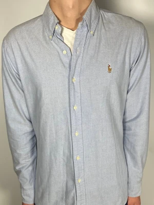 Ralph Laurent skjorta - 👕 Plagg: Skjorta                                                                 📏 Storlek: M                                                                🏷️ Märke/Modell: Ralph Lauren                                             ✨ Skick: Fint skick                                                        💬 Vid frågor är det bara att skriva!                                                                                          🛍️ Gramenti