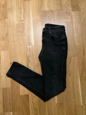 Nudie Jeans - Storlek W29/L32 - Stilrena Nudie Jeans för män till salu, modellen är ”Skinny Lin”. Storlek Waist 29 / Lenght 32. Plagget är i nyskick, inga skador/slitage.  Hör av dig vid intresse/frågor. PRIS KAN DISKUTERAS!
