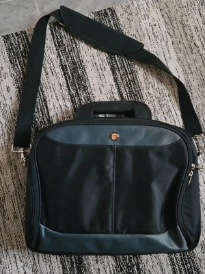 Fin bärbar dator eller surfplatta väskan nytt  - Helt nytt.  Finns 2 fack. Axelband eller handtag  Passar till alla bärbar dator eller surfplatta  Perfekt till någon.  Ny pris 499 kr