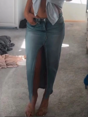True Religion jeanskjol - Säljer denna jeanskjol från True Religion med slits. Endast använd en gång och i super fint skick. Storlek 25, midjemått 68 cm. 950 kr + frakt! Vid fler frågor, bilder etc skriv privat 🙌🏼🩷✌🏼🫰🏼
