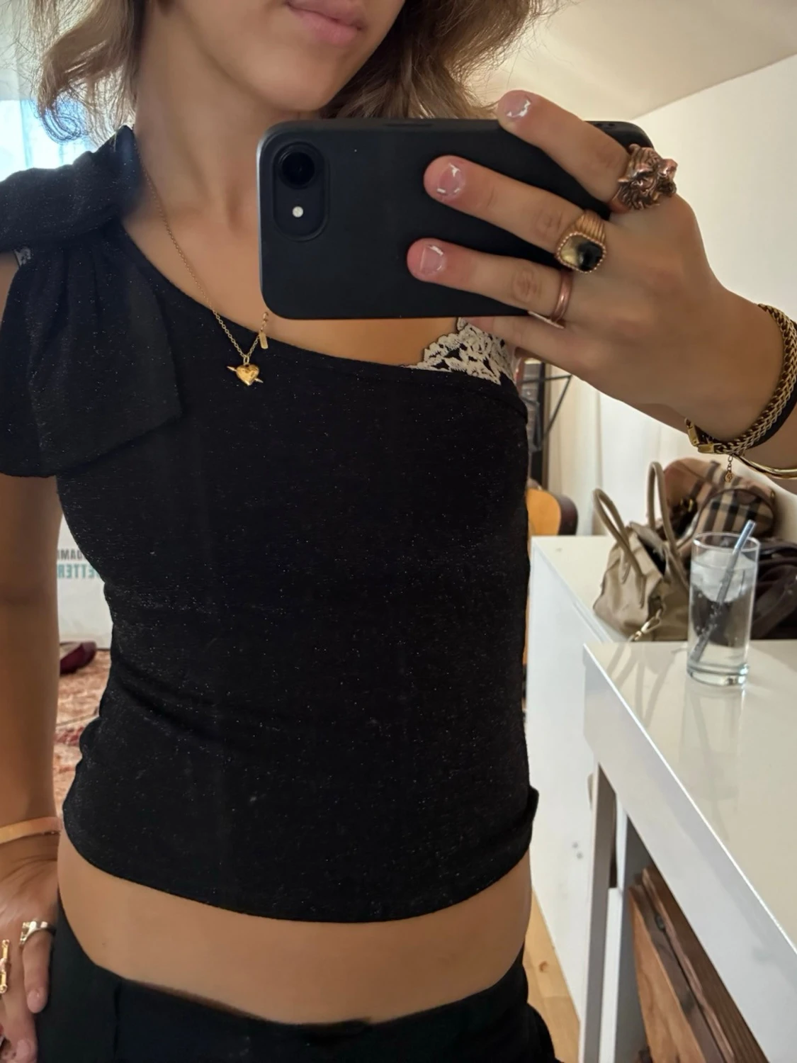 Svart oneshoulder topp med rosett