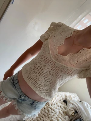 Letnia koszulka/ summertop / sommartröja - Säljer en jättefin sommartröja från zara i storlek S/36, den är använd 1 gång och är crémefärgad. Den är köpt för 420 kr men säljs för 200 kr då den inte kommer till användning tyvärr.