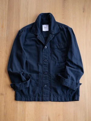 Navy Chore Jacket, size S - Stilren mörkblå overshirt i kraftig bomull. Klassisk krage, tre framfickor varav en bröstficka med knapp, och knäppning framtill. Perfekt lager-på-lager-plagg med avslappnad passform och uppvikta ärmar.