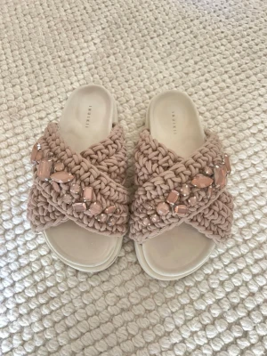 Inuikki tofflor i taupe  - Helt nya Inuikki tofflor i färgen taupe, storlek 37. Aldrig använda pga fel storlek och gick ej att returnera. Köpta för 2000kr, buda på💓