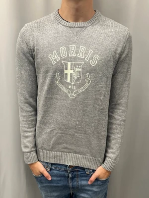 Morris stickad tröja - Fint skick utan defelter | Storlek L modellen är 185 cm och väger ca 75 kg och den sitter bra