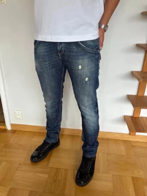 Dondup George jeans  - Dondup George jeans herr| storlek: W34 L34| pris:699kr| skick:9,8/10| hör av dig vid minsta lilla fundering eller fråga| 