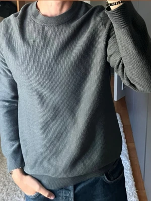 Samsøe Samsøe stickad tröja i mörkgrön - stl L - Samsøe Samsøe stickad tröja i mörkgrön, storlek L i viskos, polyester och polyamid. Personen på bilden är 189cm, väger 78kg.  Använd men i mycket fint skick, inga hål eller fläckar.  Rök- och djurfritt hem. Skriv gärna om du vill ha fler bilder eller undrar något!