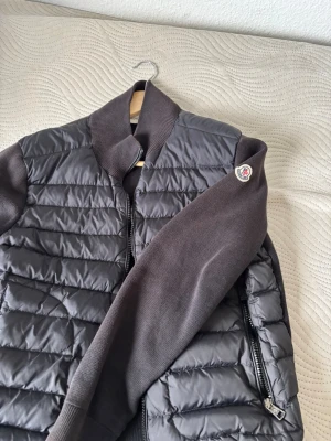 Moncler Cardigan  - Den är använda och lappen är inte kvar. Använts 1-2 gånger 