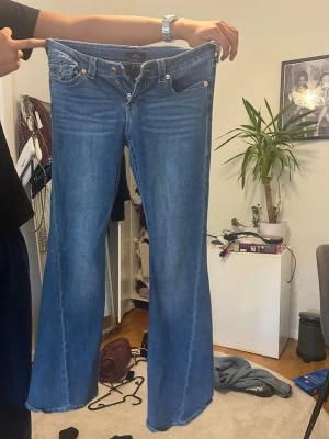 Truereligion jeans joey modell  - Low Rise bootcut jeans från true religion i modellen joey , knappt använda , storlek W28