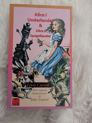 Alice i Underlandet & Spegellandet - En färgglad pocketbok med titeln 'Alice i Underlandet & Alice i Spegellandet' av Lewis Carroll. Omslaget är rosa med illustrationer av John Tenniel som visar Alice och flera klassiska karaktärer från berättelsen. Boken är på svenska och har originalillustrationer.