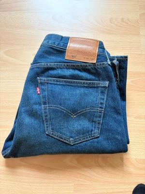 Levi's 501 selvedge - Helt nya Levi's 501 selvedge jeans i mörkblå med raka ben. Jeansen är helt nya, köpte dom för 3 dagar sedan på jeansbolaget och har kvitto och etiketter. Ända anledningen till varför jag säljer dom är att dom är lite för stora för mig. 