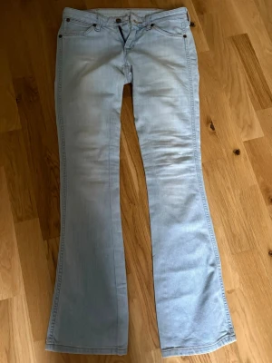 Lågmidjade Wrangler jeans - Säljer dessa lågmidjade bootcut jeansen från Wrangler! Superfint skick, nästan som nya! Köpte dessa på vinted, men de va för små och därav kan jag inte skicka bild med dom på. Skulle säga att de passar XS/S🩷 Storlek: W29 L32. Midja: 38 cm tvärs över. Innerbenslängd: 81 cm.