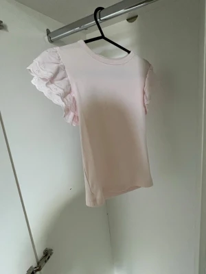 Ljusrosa topp från Gina Tricot -  Ljusrosa volang topp från Gina Tricot, helt ny kostade runt 200kr men kommer säljas för 100kr.