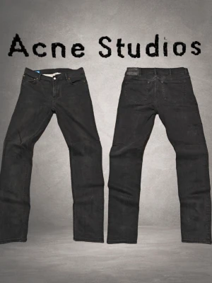 Acne Studios Blå Konst North Used BLK W32/L32 svarta jeans Made in Italy - ❌ Passformsbilder skickas ej. Se mått! Passform: Slim 🔹 Material: Bomull. 💬 Prisförslag välkomnas. 🚫 Rökfritt & djurfritt hem. 📦 Skickas inom 24 timmar. 😱 Smutsfläckar kan förekomma