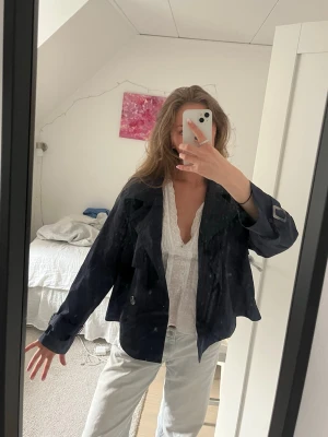 Trenchcoat - Säljer min jättefina mörkblå trenchcoat. I jättebra skick! Jag brukar bära storlek S, denna är i M o passar perfekt!