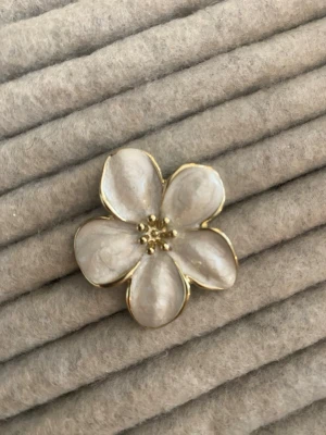 Blom ring i guld - Jätte fin blom ring från new Yorker köpte den för typ 40kr! Den är i storlek L, Nästan helt oanvänd säljer bara för att jag inte använder guld! 💕