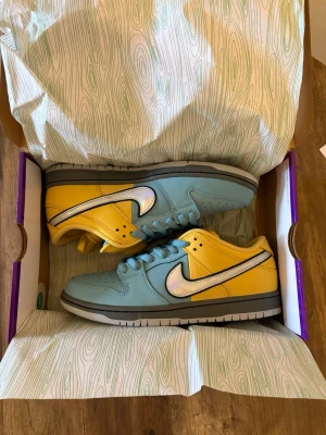Nike Sb dunk  - Helt nya oanvända Nike Sb dunk low pro muni lightning denim turqoise med orginalkartong. Hör av er för frågor. Kolla gärna mina andra produkter👊