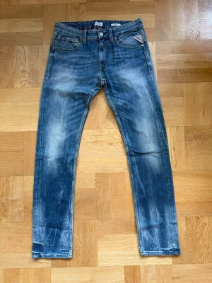 Blå Replay jeans - Blå Replay jeans, storlek W31 L34 med passformen Jeto. Hör av dig kring minsta fundering! 