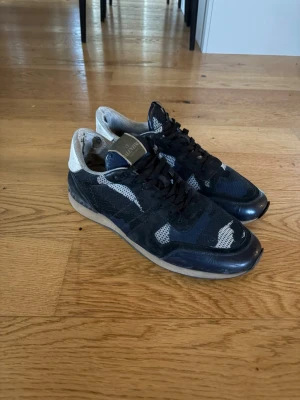 Valentino rockrunners strlk 43 - Säljer nu mina Valentino rockrunners med box och dustbags, lite defekta på vissa ställen där av det låga priset, ny pris ca 7000.