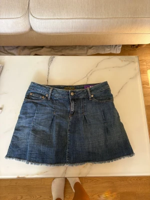 Lågmidjad mini jeans kjol  - As snygg lågmidjad mini jeans kjol #jeans #trendig #jeanskjol #kjol #sommar